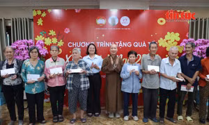 TP Hồ Chí Minh trao 300 phần quà Tết cho hộ khó khăn
