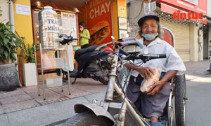 Ấm lòng ‘bánh mì treo' và 'xôi treo’ miễn phí cho người khó khăn ở TP Hồ Chí Minh