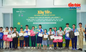 TP Hồ Chí Minh: Trao học bổng ‘Xây nền ước mơ’ đến con em công nhân 
