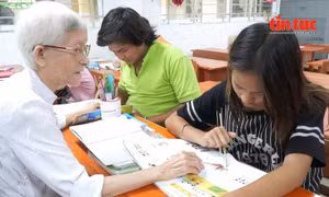 ‘Người lái đò’ U80 và lớp học thắp sáng những mảnh đời trong đêm