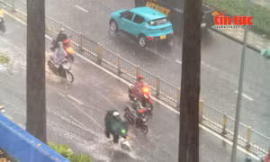 TP Hồ Chí Minh đón mưa lớn trái mùa kéo dài chiều Giáng sinh