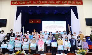 Trao tặng quà, học bổng cho cộng đồng Hồi giáo và sinh viên, học sinh người Chăm theo đạo Hồi