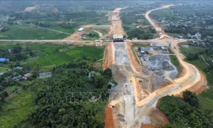 80 năm hành trình đổi mới cùng đất nước: Rộn ràng trên công trường dự án cao tốc Tuyên Quang - Hà Giang