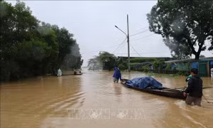 Nhiều khu vực trũng thấp ở Huế vẫn ngập sâu trong nước lũ