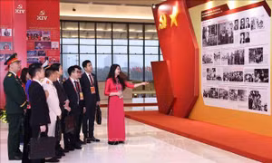 Các đại biểu tham quan Trưng bày ảnh 'Dưới cờ Đảng - Đất nước tiến vào Kỷ nguyên mới'
