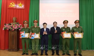 Khen thưởng các cá nhân tham gia triệt phá nhanh vụ cướp tiệm vàng tại Lâm Đồng