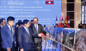 Thủ tướng Phạm Minh Chính, Thủ tướng Sonexay Siphandon tham quan trưng bày ảnh về thành tựu hợp tác Việt Nam – Lào
