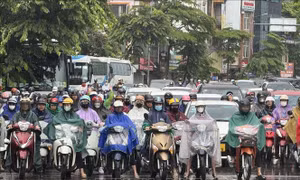 Mưa lớn đúng giờ cao điểm, nhiều tuyến đường Hà Nội ùn tắc kéo dài