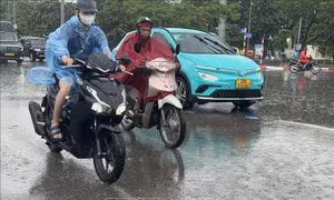 Cảnh báo mưa dông kèm lốc sét tại Hà Nội, lũ quét, sạt lở đất ở 11 tỉnh Bắc Bộ và Trung Bộ