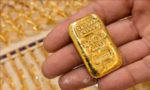 Giá vàng thế giới đi xuống khi Mỹ bắt đầu tiêm vắc-xin ngừa COVID-19 