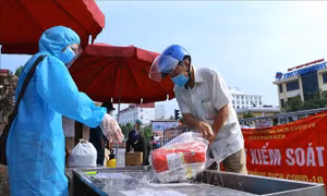 Tiếp tế cho người dân phường Chương Dương
