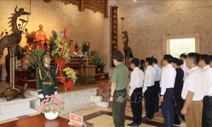 Dâng hương, hoa tưởng nhớ Chủ tịch Hồ Chí Minh