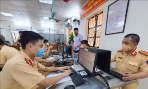 Công an Thủ đô khẩn trương cấp giấy đi đường mẫu mới cho người dân