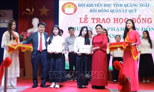 Trao 165 suất học bổng khuyến tài Phạm Văn Đồng