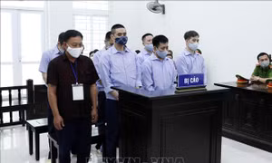 Ngày 20/7, mở lại phiên xử 4 nguyên cán bộ thanh tra giao thông bảo kê logo 'xe vua'