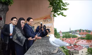 Thủ tướng và Phu nhân tham quan khu phố cổ Tallinn của Estonia