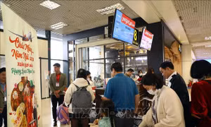 Sân bay Nội Bài đón những hành khách đầu tiên trong ngày đầu năm mới Quý Mão