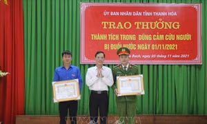 Thanh Hóa: Tặng Bằng khen cho các cá nhân nhanh trí cứu cháu bé bị đuối nước