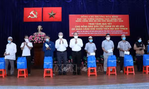 Phó Thủ tướng Trương Hòa Bình tặng quà Tết người Chăm tại TP Hồ Chí Minh