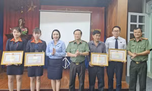 Trao giấy khen tặng khách hàng, nhân viên ngân hàng dũng cảm bắt cướp 