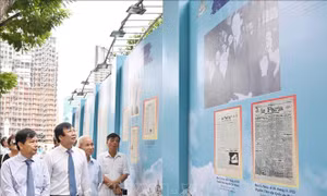 Triển lãm chuyên đề về Nhà báo Nguyễn Ái Quốc và Báo Người cùng khổ