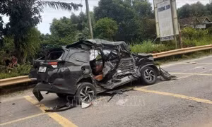 Xe đầu kéo va chạm ô tô con làm 4 người thương vong