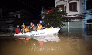Xuyên đêm hỗ trợ người dân ở vùng 'rốn lũ' Lạng Sơn