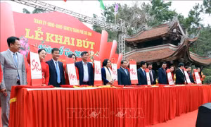 Khai bút đầu Xuân tại đền thờ thầy giáo Chu Văn An