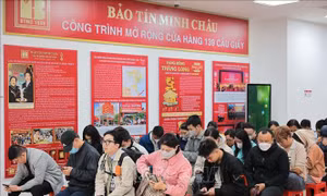 Xếp hàng từ lúc trời chưa sáng để chờ mua vàng Ngày vía Thần Tài