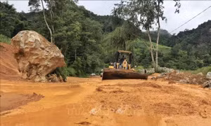 Nhiều điểm sạt lở gây ách tắc giao thông Quốc lộ 279