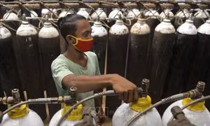 Ấn Độ tăng cường sản xuất oxy phòng ngừa làn sóng dịch COVID-19 thứ 3