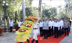 Chủ tịch nước Tô Lâm dâng hương tưởng nhớ Chủ tịch Hồ Chí Minh tại Trà Vinh