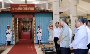 Chủ tịch nước Tô Lâm dâng hương tại Đền thờ Bác Hồ ở Trà Vinh