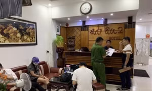 Triệt phá tụ điểm mua bán dâm giữa lòng thành phố Đồng Hới