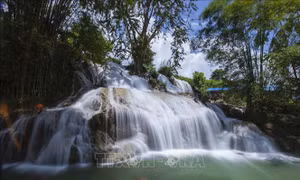Vẻ đẹp của thác Trăng ở Hoà Bình