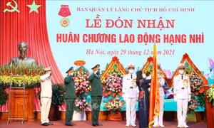 Ban Quản lý Lăng Chủ tịch Hồ Chí Minh đón nhận Huân chương Lao động hạng Nhì