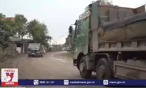 Xe chở vật liệu xây dựng phá nát đường dân sinh