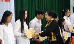Trao học bổng hỗ trợ học sinh, sinh viên nghèo 
