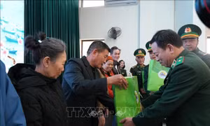 Xuân ấm nơi biên giới biển