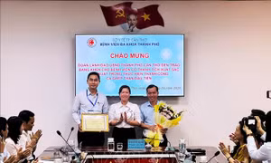 Khen thưởng Bệnh viện Đa khoa thành phố Cần Thơ sau ca ghép thận đầu tiên từ người hiến sống