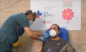 Tiêm đủ liều vaccine giúp giảm nguy cơ tử vong tại Italy