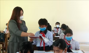  Chuyện cô giáo vừa dạy chữ vừa gìn giữ văn hóa vùng cao