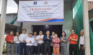 Bến Tre: Trao tặng phao cứu sinh, nhà an toàn cho ngư dân