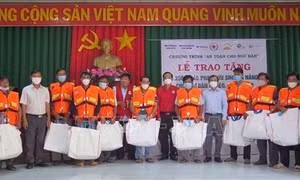 Trao tặng nhà Chữ thập đỏ và áo phao cứu sinh cho ngư dân Phú Yên