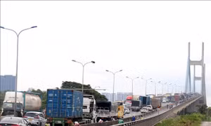Nỗ lực phân luồng giao thông sau vụ tai nạn liên hoàn trên cầu Phú Mỹ