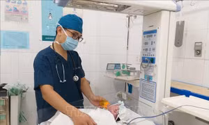 Cứu sống bé gái sơ sinh bị dị tật hở thành bụng bẩm sinh