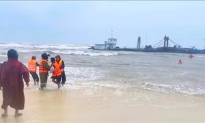 Đưa các thuyền viên trên tàu gặp nạn vào bờ an toàn