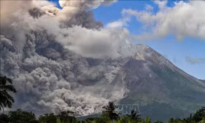 Giới chức Indonesia cảnh báo nguy hiểm khi núi lửa Merapi tạo cột khói bụi cao 1.300m