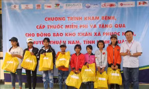 Khám bệnh, tặng quà cho đồng bào có hoàn cảnh khó khăn tại Ninh Thuận