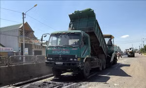 Khắc phục hư hỏng mặt đường quốc lộ 1 đoạn đi qua Bình Định